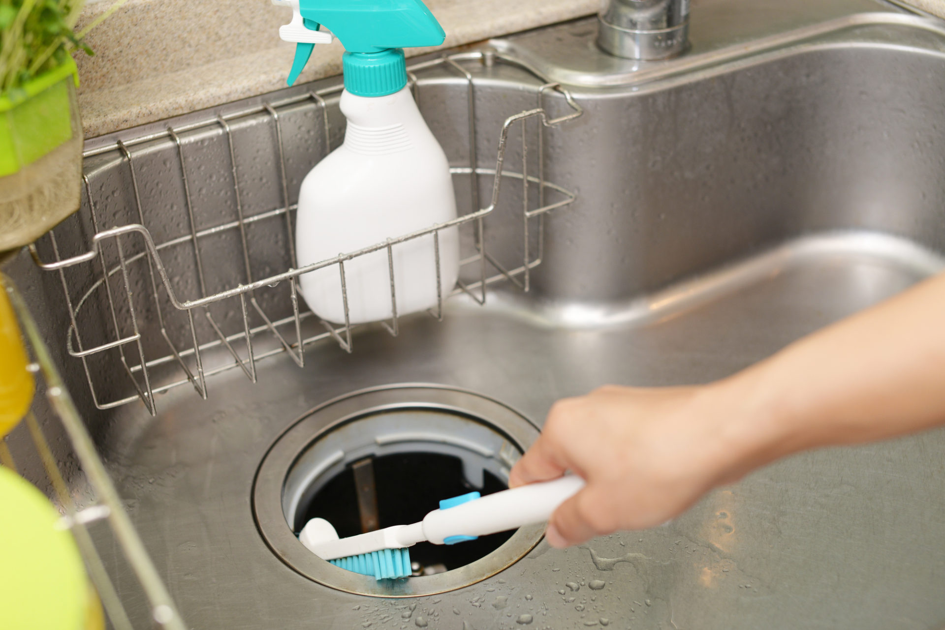 キッチンの排水溝の臭いをとる方法 臭う原因と普段のメンテナンス方法 コラム