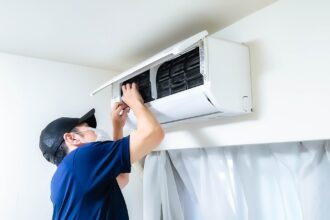 エアコンクリーニングをしているイメージ画像