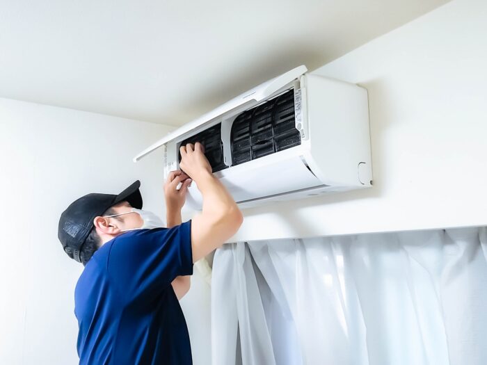 エアコンクリーニングをしているイメージ画像