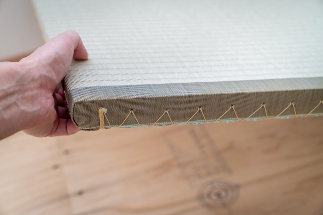 畳を変えている画像