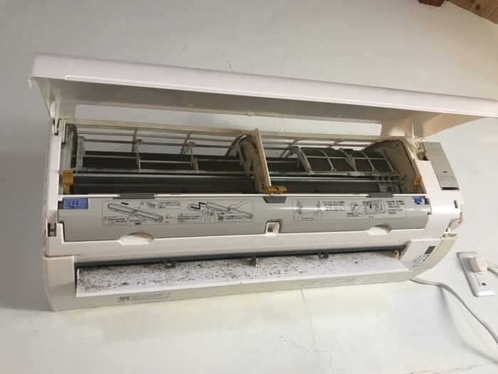 汚れたエアコン