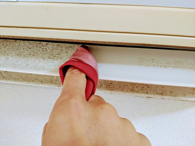 カビを拭いているイメージ